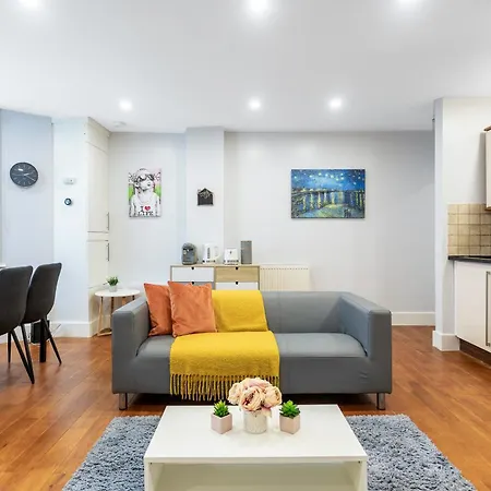Bright Clapham Apartment